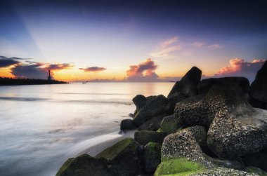 güzel deniz görünümü sahne üzerinde çarpıcı gündoğumu background.sunlight kiriş ve dalga yumuşak su ara yapısı isabet