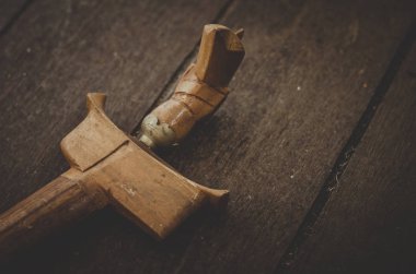 antika malay hançer veya Keris ahşap floor.low hafif ateş üzerinde görüntü tahıl içerebilir