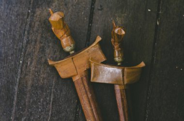 antika malay hançer veya Keris ahşap floor.low hafif ateş üzerinde görüntü tahıl içerebilir