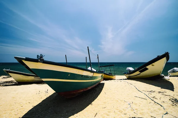 Barco de pescador na praia de areia sob dia ensolarado brilhante — Fotografia de Stock