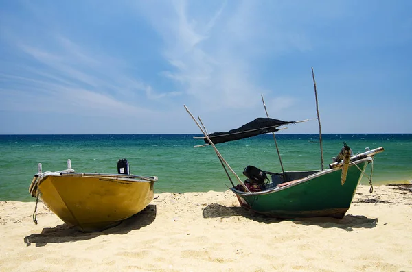 Traditional fisherman boat moored over beautiful sea view and sandy beach under bright sunny day — Stock Photo, Image