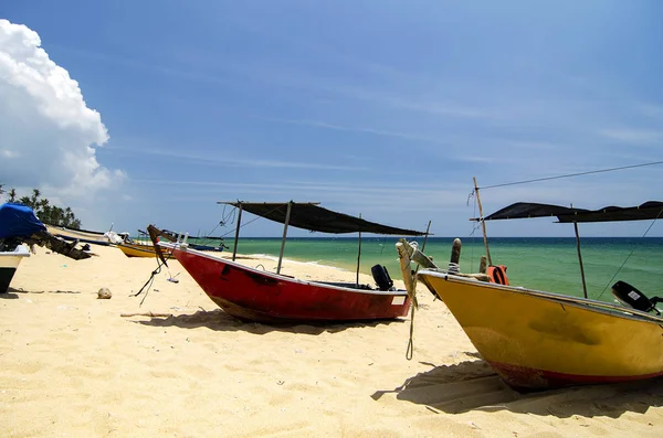 Traditionelles Fischerboot vor Anker über schönen Meerblick und Sandstrand bei strahlendem Sonnenschein — Stockfoto