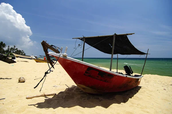 Traditionelles Fischerboot vor Anker über schönen Meerblick und Sandstrand bei strahlendem Sonnenschein — Stockfoto