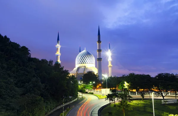 The beautiful Sultan Salahuddin Abdul Aziz Shah Mosque over stunning sunrise background. — Stock Photo, Image