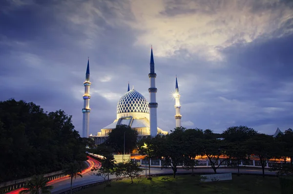 The beautiful Sultan Salahuddin Abdul Aziz Shah Mosque over stunning sunrise background. — Stock Photo, Image