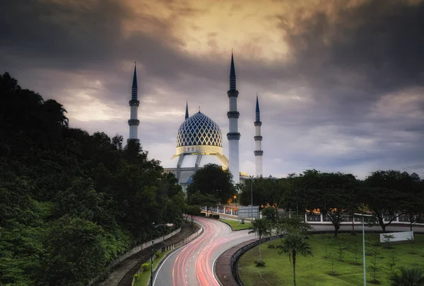 The beautiful Sultan Salahuddin Abdul Aziz Shah Mosque over stunning sunrise background. — Stock Photo, Image