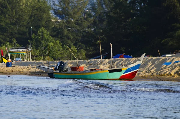 Traditionelles Fischerboot vor Anker über schönen Meerblick und Sandstrand bei strahlendem Sonnenschein — Stockfoto