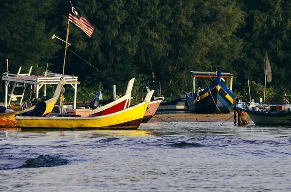 Traditionelles Fischerboot vor Anker über schönen Meerblick und Sandstrand bei strahlendem Sonnenschein — Stockfoto