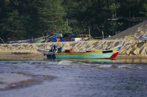 Barco de pescador tradicional ancorado sobre bela vista para o mar e praia de areia sob dia ensolarado brilhante — Fotografia de Stock