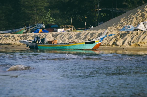 Barco de pescador tradicional ancorado sobre bela vista para o mar e praia de areia sob dia ensolarado brilhante — Fotografia de Stock