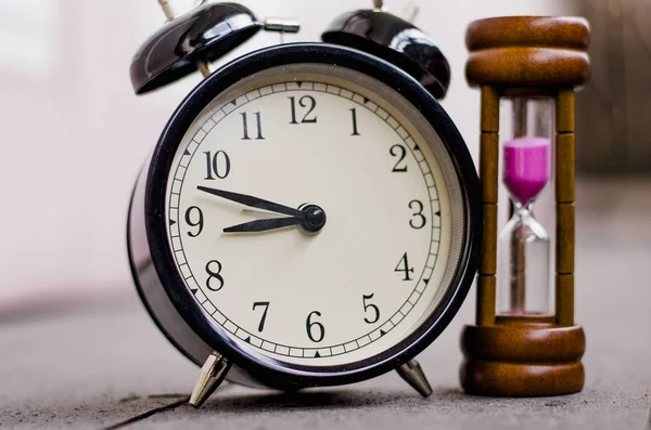 Saat ve kum saati veya kum-cam için zaman yönetimi ve tarih kavramı — Stok fotoğraf
