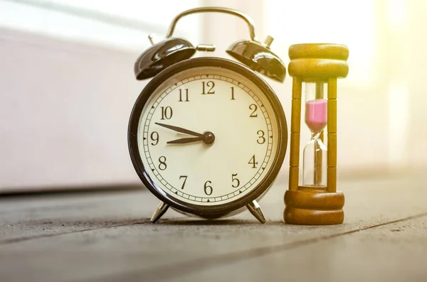 Homokóra vagy homok-üveg time management és történelem koncepció — Stock Fotó