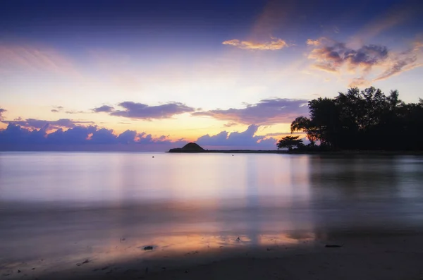 Hermoso paisaje vista al mar sobre impresionante amanecer background.sunlight haz y suave ola golpeando la playa de arena — Foto de Stock