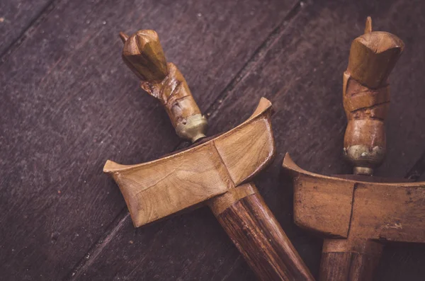 antika malay hançer veya Keris ahşap floor.low hafif ateş üzerinde görüntü tahıl içerebilir