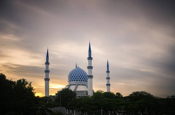 The beautiful Sultan Salahuddin Abdul Aziz Shah Mosque over stunning sunrise background — Stock Photo, Image