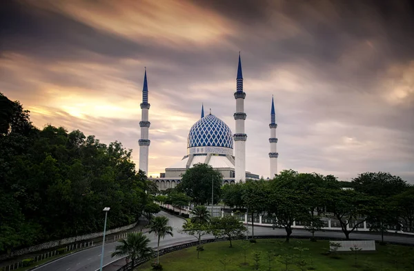 The beautiful Sultan Salahuddin Abdul Aziz Shah Mosque over stunning sunrise background — Stock Photo, Image