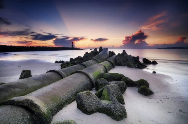 güzel deniz görünümü sahne üzerinde çarpıcı gündoğumu background.sunlight kiriş ve dalga yumuşak kumlu plaj isabet