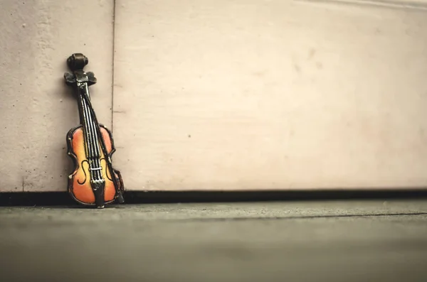 Violino em miniatura sobre a parede de madeira com espaço tone.copy cor retro à direita para texto — Fotografia de Stock