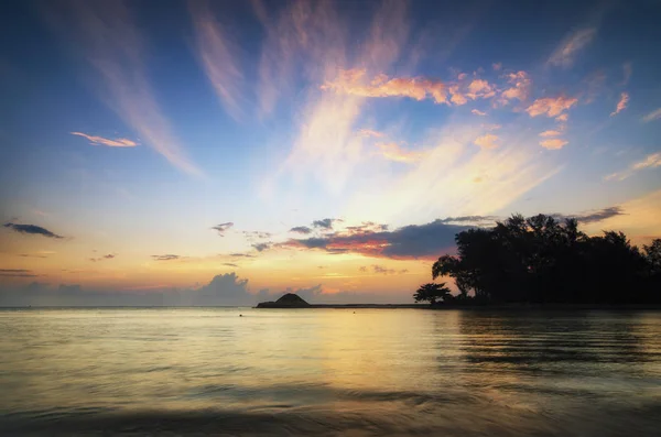 Concepto de viaje y ocio, hermoso paisaje con vista al mar sobre el impresionante fondo del amanecer — Foto de Stock