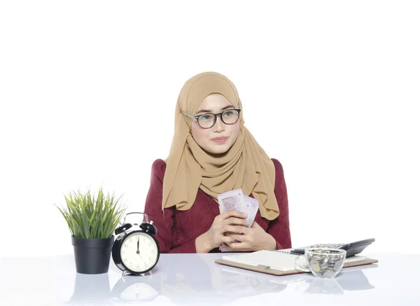 Succesvolle zakenvrouwen aanbrengen en houden bankbiljetten geïsoleerd op witte achtergrond. — Stockfoto