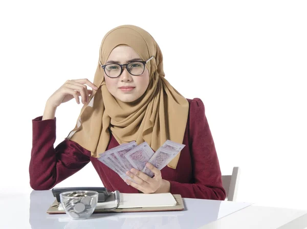 Vrouwen tellen bankbiljet of geld geïsoleerd op witte achtergrond. — Stockfoto