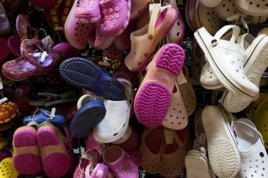 Renkli Lastik Sandaletler görüntülemek