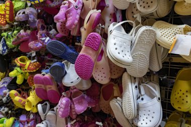 Renkli Lastik Sandaletler görüntülemek 