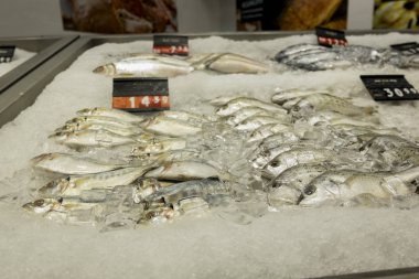 Taze balık buz küp görüntüleme tablo ile kaplı