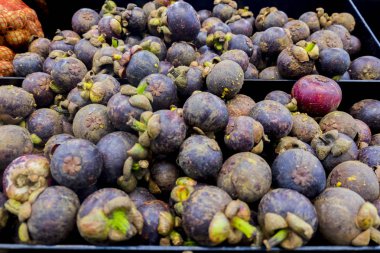 Tropikal meyve, egzotik ve mevsimlik Mangosteens rafta müşteri seçimi için düzenlenmiş