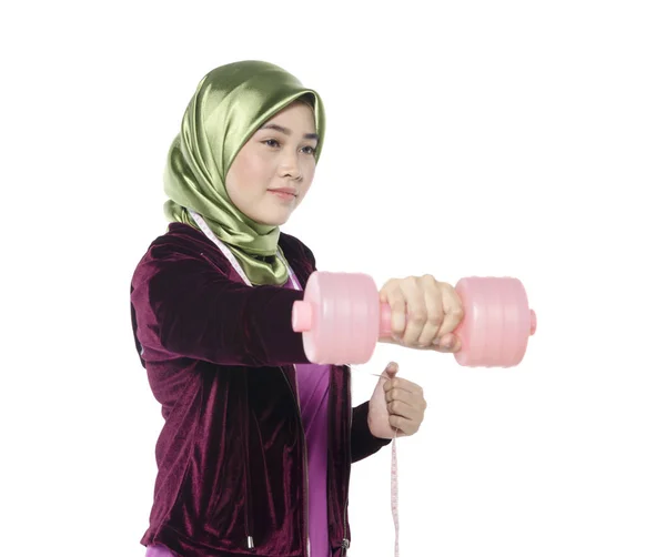 Perempuan hijab sehat dengan dumbbells mempromosikan kebugaran yang sehat dan konseptual gaya hidup terisolasi latar belakang putih — Stok Foto