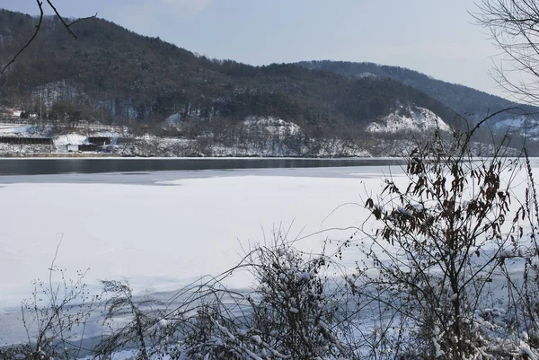 Kış aylarında kar ve dondurucu Gölü tarafından kaplı Park