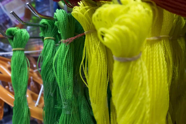 Expositor de cuerda de nylon para la venta en el departamento de hardware —  Fotos de Stock