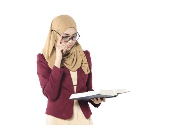 ayakta ve ona kitap tutan genç üniversite öğrencisi