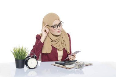 holding banknot veya beyaz arka plan üzerinde izole para stresli ve depresif kadınlar.