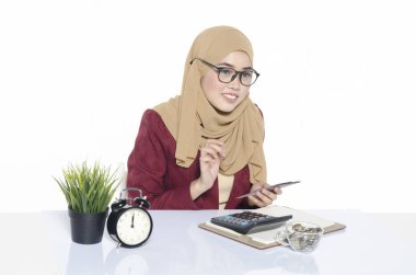 mutlu yüz kadın banknot ya da para sayma