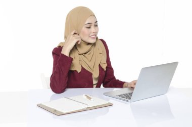 onu laptop ile oturan yüz genç kadınlar icra gülümse.