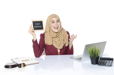 oturma ve bir işaret kelimelerle Enjoy hafta sonu onun elinde tutan kadın