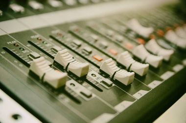 Seçici odak profesyonel ses karıştırma konsol paneli.