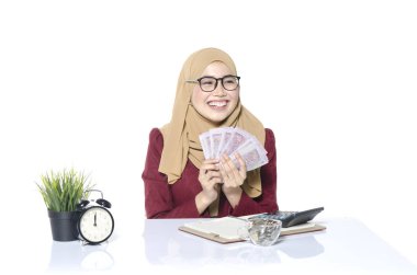 mutlu yüz kadın banknot ya da beyaz artalan üzerinde izole para sayma.