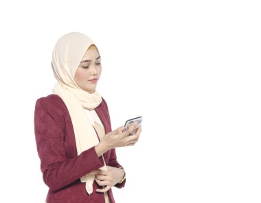 smartphone.isolated beyaz arka plan üzerinde genç Tesettür kadın okuma mesajı 