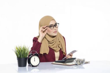 Kaydetme ve bankacılık banknot ile mutlu yüz genç bayan