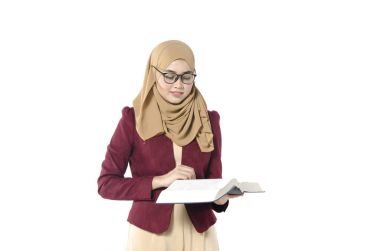 ayakta ve ona kitap tutan genç üniversite öğrencisi