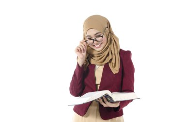 ayakta ve ona kitap tutan genç üniversite öğrencisi