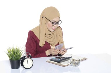 İş başarı kavramı, mutlu yüz kadın banknot ya da para sayma 