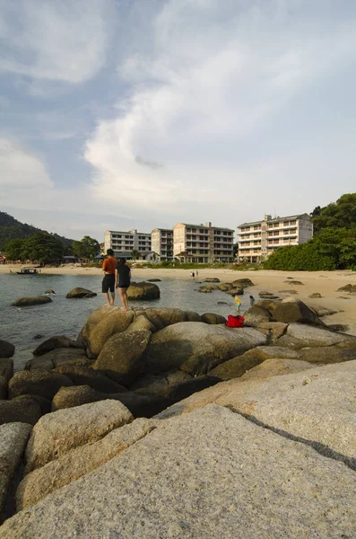 Nicht identifizierte Touristen genießen schöne Natur pangkor Insel befindet sich in Perak, Malaysia — Stockfoto