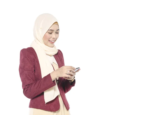 Concepto de comunicación y tecnología, mujer hijab joven con cara feliz, mensaje de lectura en el teléfono inteligente —  Fotos de Stock