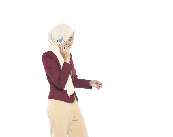 Communicatie en technologie concept, mooie hijab vrouw met blij gezicht, een telefoongesprek te voeren — Stockfoto