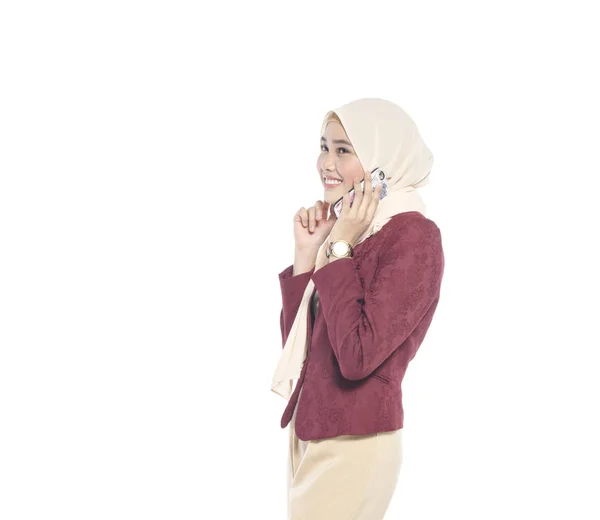 Kommunikációs és technológia koncepció, szép hidzsáb nő, boldog arc, hogy egy telefonhívás — Stock Fotó