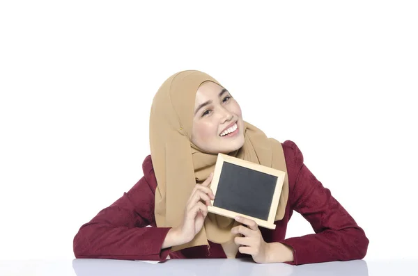 Mooie dame met hijab zittend, en leeg schoolbord voor tekst te houden. lachend gezicht ideaal voor reclame concept — Stockfoto