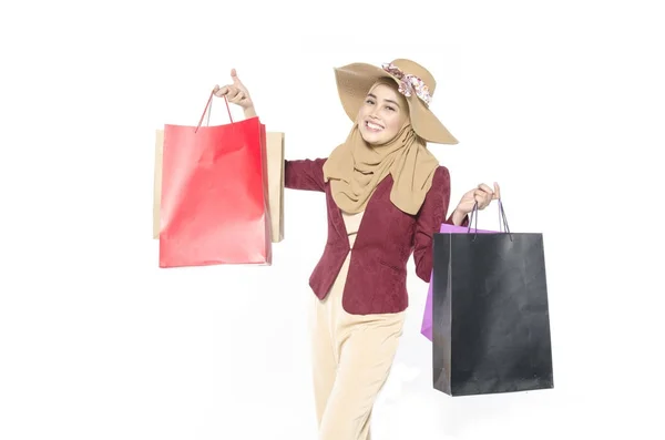 Glada ansikte muslimah shopping väska — Stockfoto